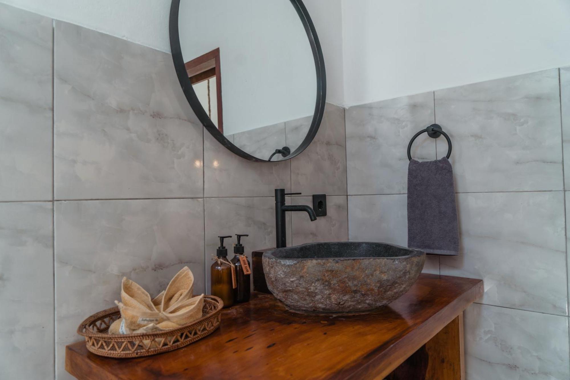 Sunscape Villa - Beachfront And Private Pool Гили-Эйр Экстерьер фото