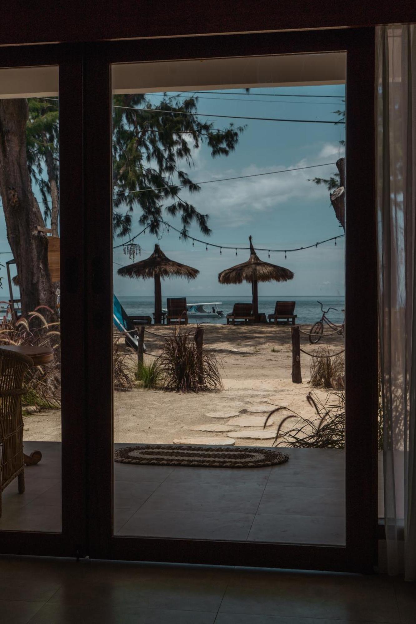 Sunscape Villa - Beachfront And Private Pool Гили-Эйр Экстерьер фото