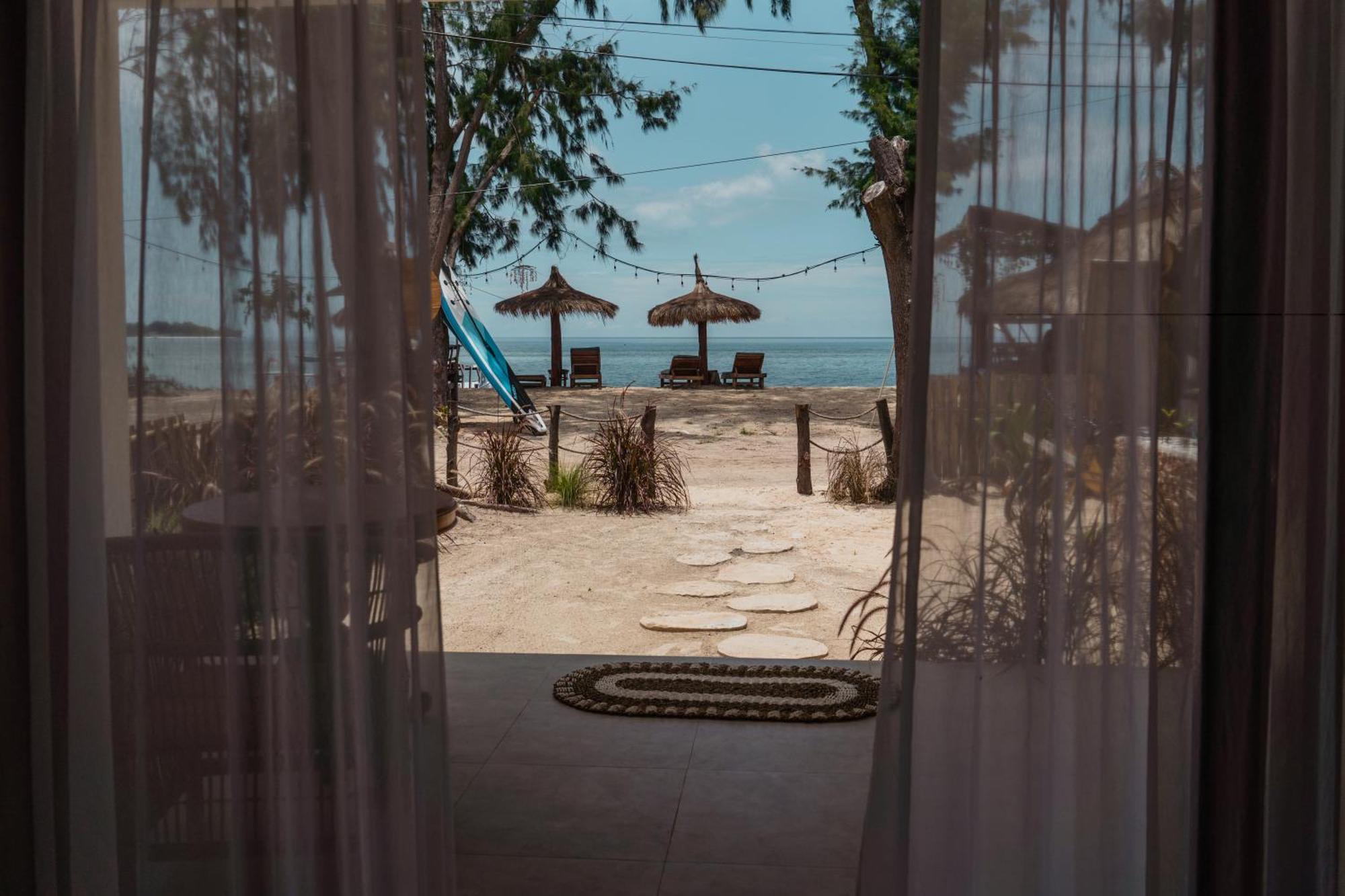 Sunscape Villa - Beachfront And Private Pool Гили-Эйр Экстерьер фото