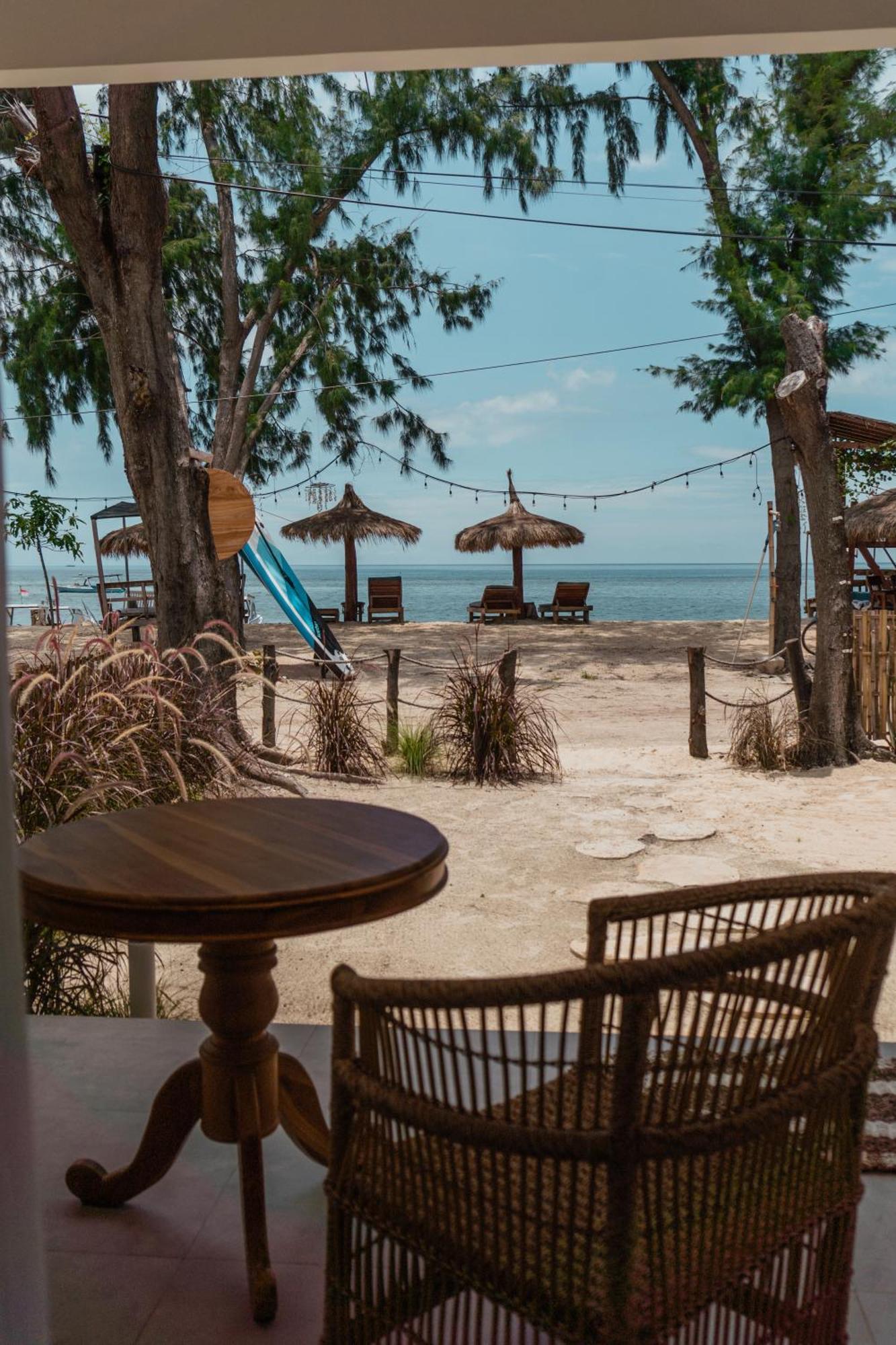 Sunscape Villa - Beachfront And Private Pool Гили-Эйр Экстерьер фото
