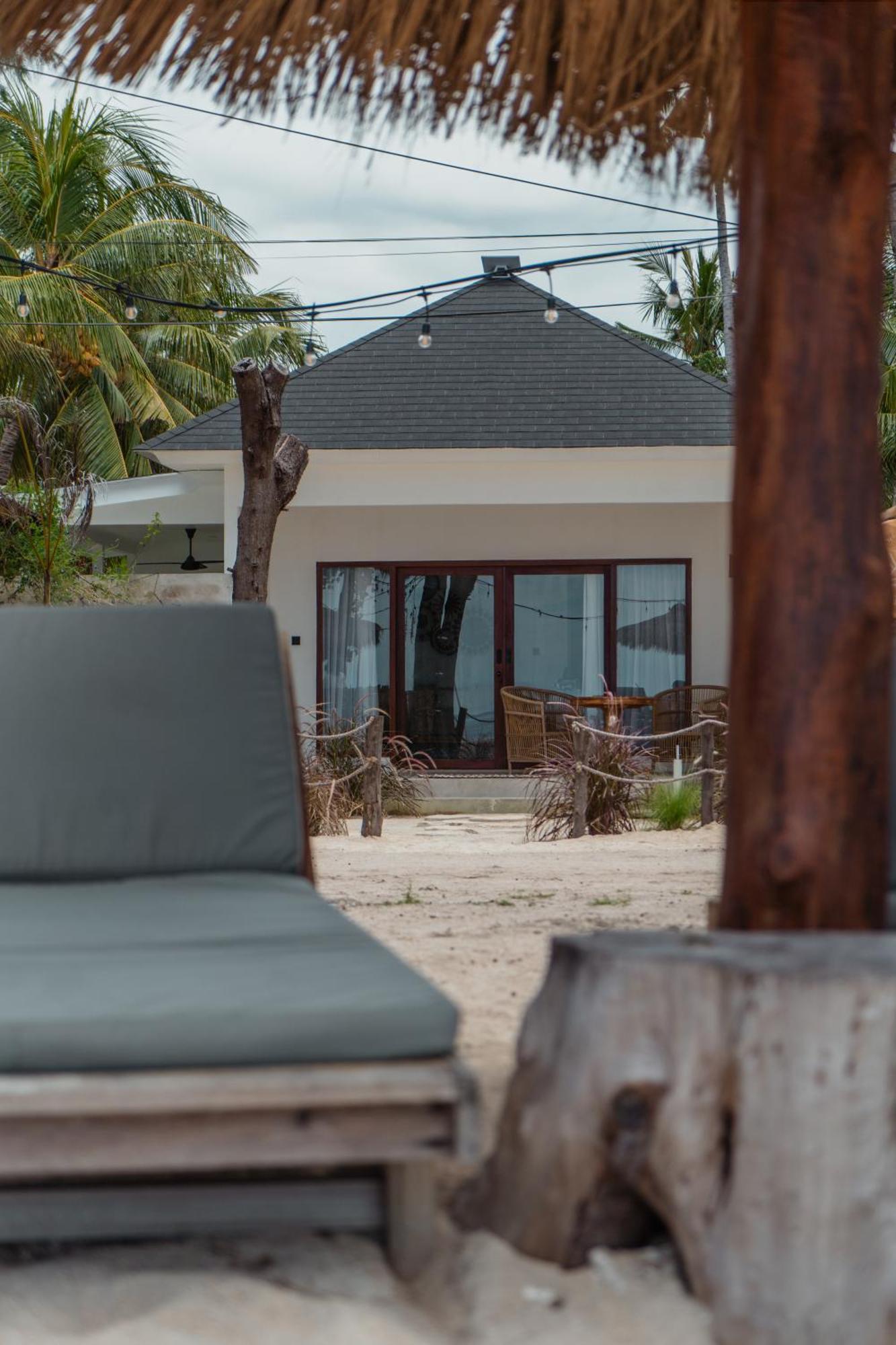 Sunscape Villa - Beachfront And Private Pool Гили-Эйр Экстерьер фото